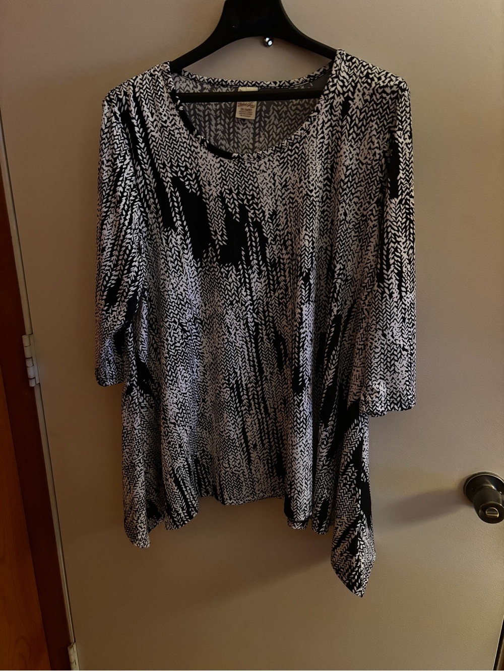 Faded Glory Women’s Black & White Patterned Scoop Neck Top